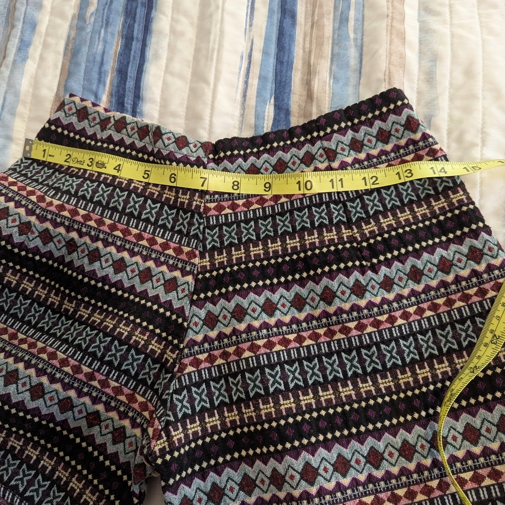 Tribal Patterned Women's Shorts - Picture 4 of 5